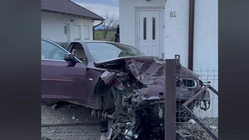 Momentul în care o mașină se izbește violent de o casă, chiar în dimineața de Crăciun. Proprietarul e disperat, impactul i-a distrus structura casei - VIDEO