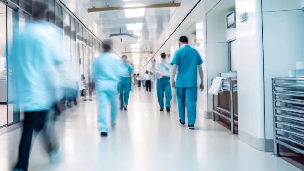 Medicul neurochirurg care s-a pretins profesor la Stanford, trimis în judecată pentru înşelăciune. A păgubit un pacient cu peste 26.000 de lei