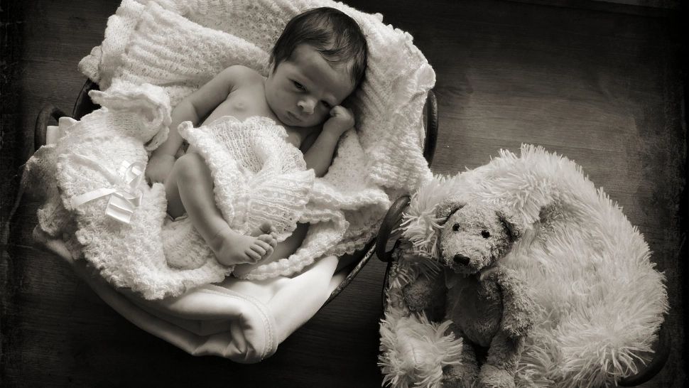 Primul copil născut, într-un sat, după 30 de ani. Bebelușul a devenit vedetă locală