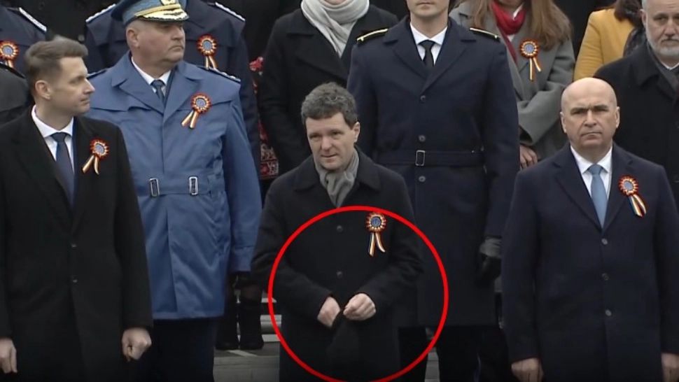 Gafă la parada de 1 decembrie: Nicușor Dan și-a pus mănușile imediat după ce a salutat