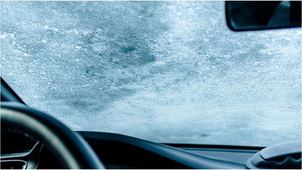 Cum dezgheți parbrizul iarna. Trucurile simple care te scapă de o mare bătaie de cap 