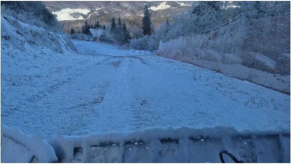 Vijelia din ultimele zile a făcut ravagii în Poiana Brașov. Pârtiile, acoperite în mare parte cu un strat de zăpadă artificială, au fost deteriorate