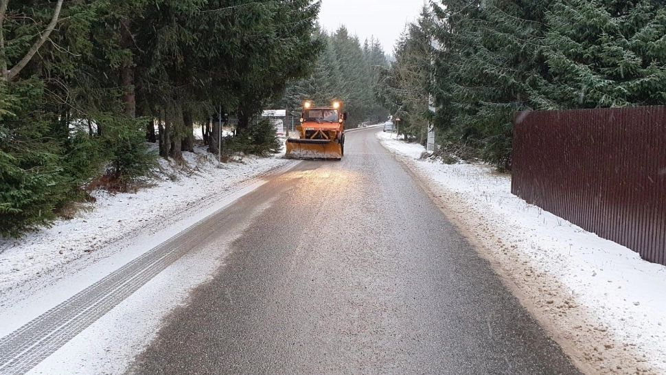 Polei pe DN 18, care traversează trei pasuri montane din județul Maramureș. Drumarii au intervenit cu material antiderapant 