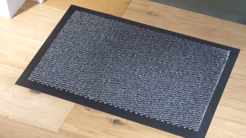 Ce să pui sub preșul de la intrare în perioada iernii. Trucul simplu și eficient care menține podeaua uscată 