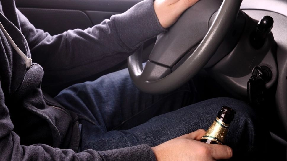 Șofer băut, implicat într-un accident cu o mașină de poliție. Bărbatul a fost reținut 