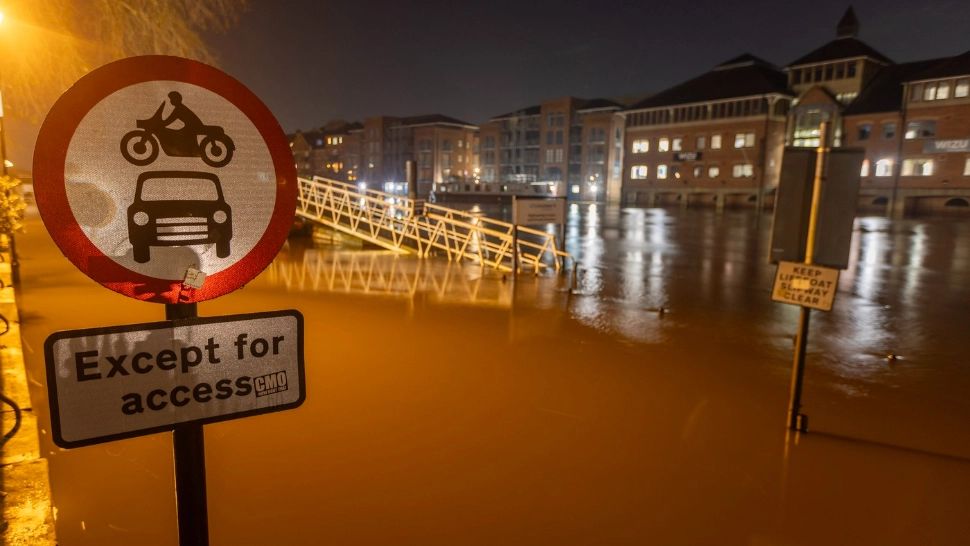 Weekend de coșmar în Marea Britanie. Sunt anunțate precipitații masive, au fost emise coduri și avertizări privind riscurile