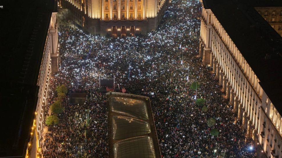 Bulgaria stă pe un butoi de pulbere. Zeci de mii de oameni nemulțumiți de măsurile fiscale cer, în stradă, demisia guvernului - VIDEO