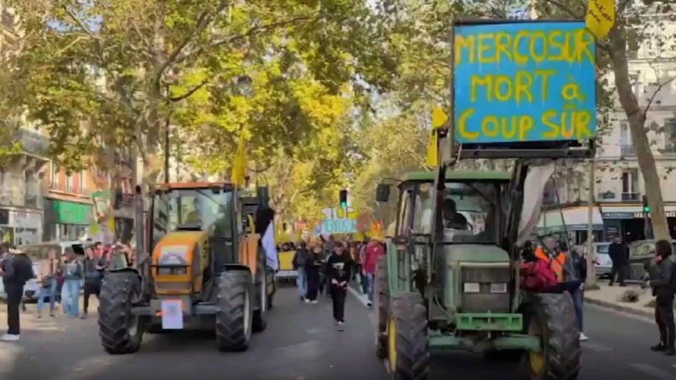 Mobilizare uriașă în Franța! Fermierii au aruncat cu bălegar pe pereții Guvernului