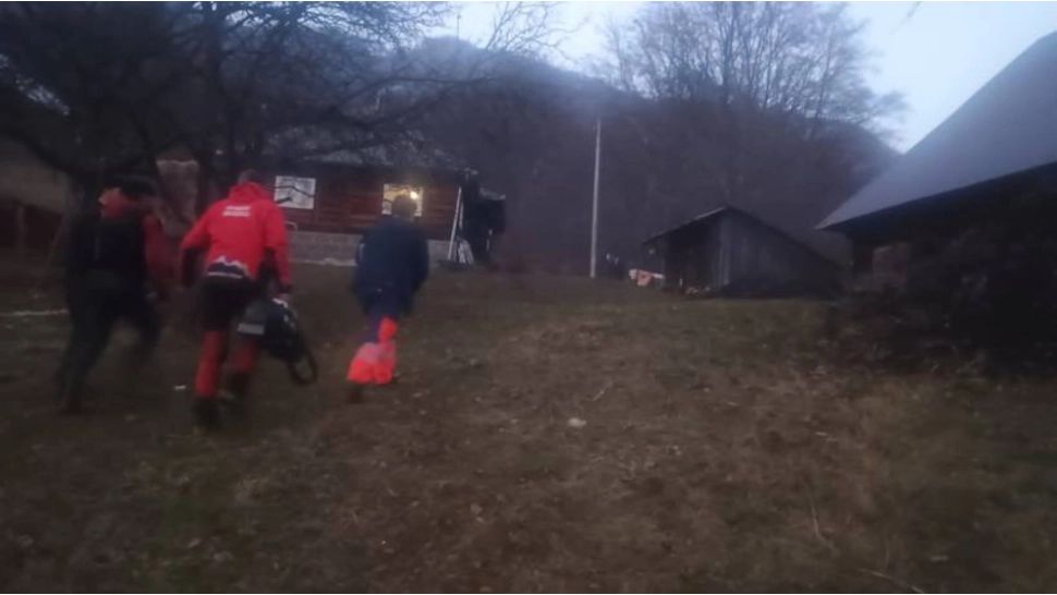Misiune contra cronometru într-o zonă greu accesbilă din Vişeul de Jos. Salvamontiștii au intervenit pentru transportul unei femei cu probleme medicale 