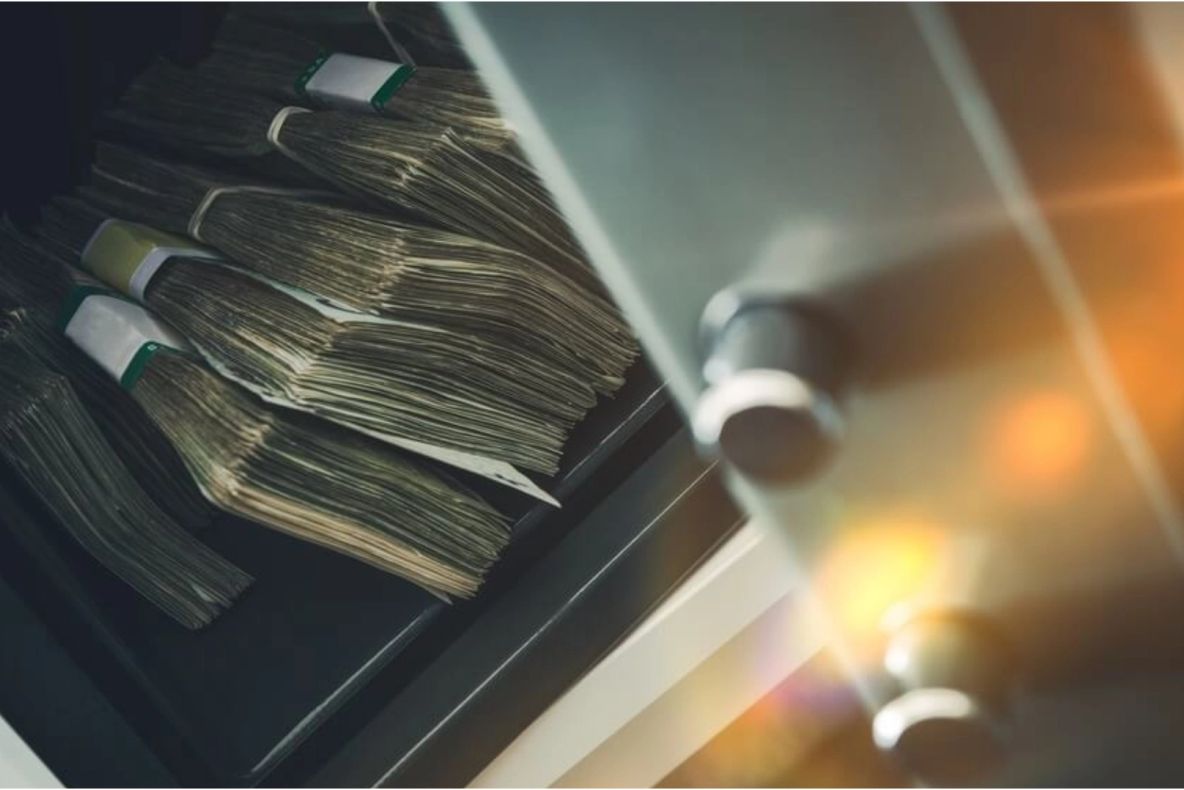 Jaf ca în filme în Cluj-Napoca. Un bărbat s-a deghizat în livrator de mâncare şi a intrat într-o locuinţă de unde a furat un seif cu 40.000 de euro