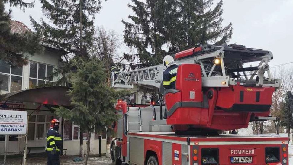 Copac căzut pe acoperișul unui spital. Autoritățile au intervenit de urgență