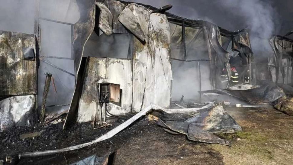 Hala industrială în flăcări la Curteanca, județul Argeș. Intervin pompierii GALERIE FOTO 