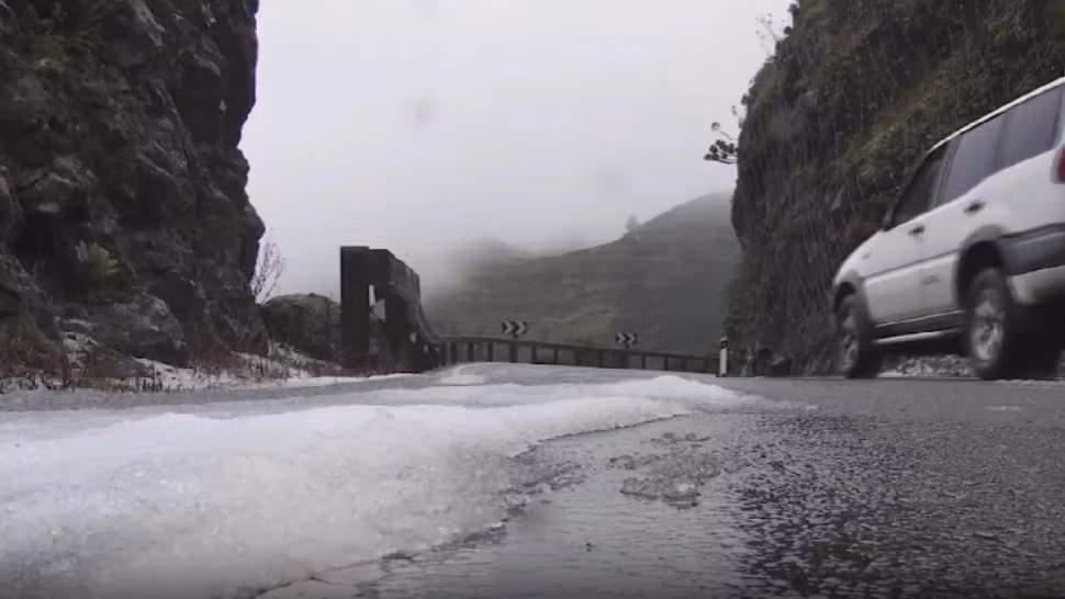 Furtuna Emilia a făcut dezastru! Zăpadă în Tenerife: drumuri înghețate și copaci doborâți