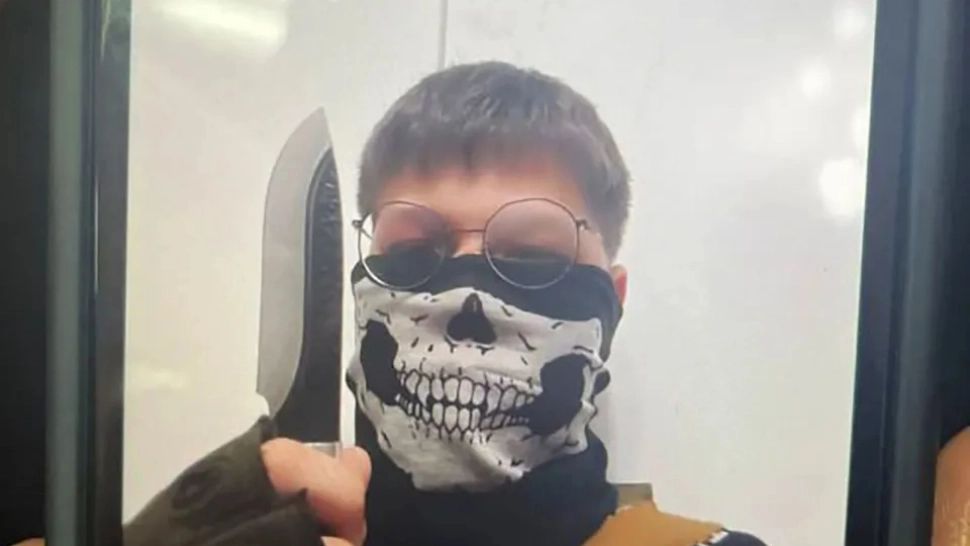 Adolescent de 13 ani, atac sângeros într-o școală din Anglia. O femeie a ajuns la spital, în stare gravă