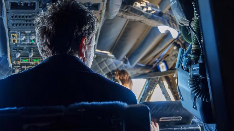 Noi controverse după publicarea înregistrării privind zborul deasupra Elveției. Un jurnalist demontează interpretarea dată de Nicușor Dan