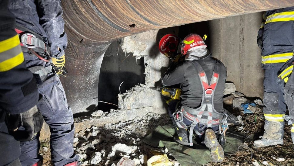 Două zile de coșmar sub pământ, în București. Un tânăr a stat blocat într-un canal până trecătorii i-au auzit țipetele