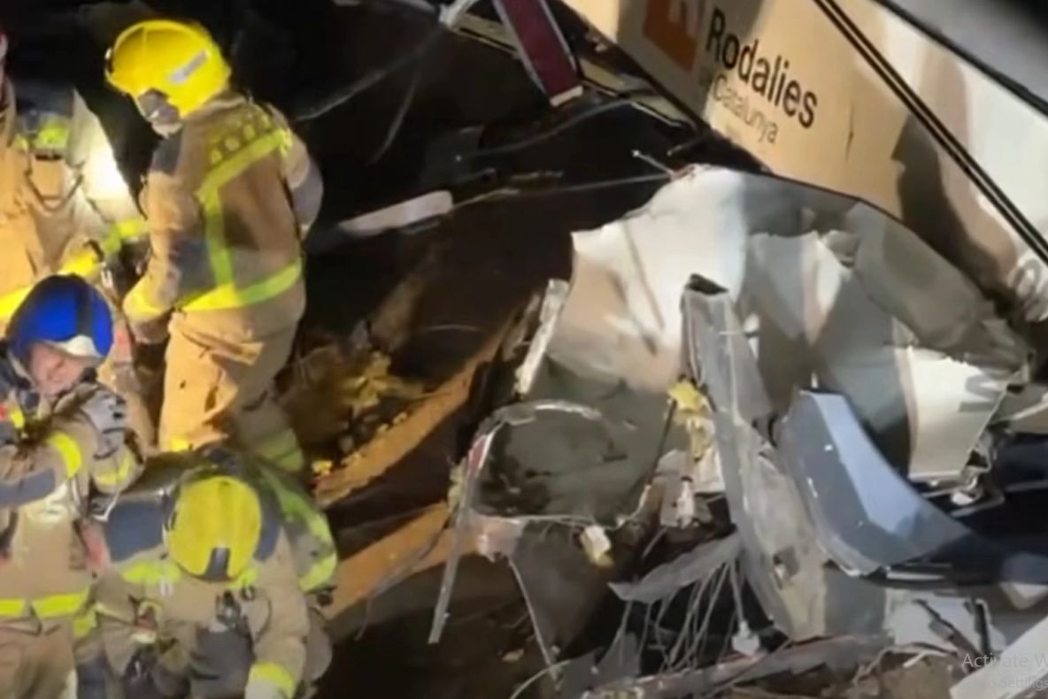 O nouă tragedie în Spania. Mecanicul a murit, alte 37 de persoane sunt rănite, după ce un tren cu navetiști a deraiat - FOTO/VIDEO