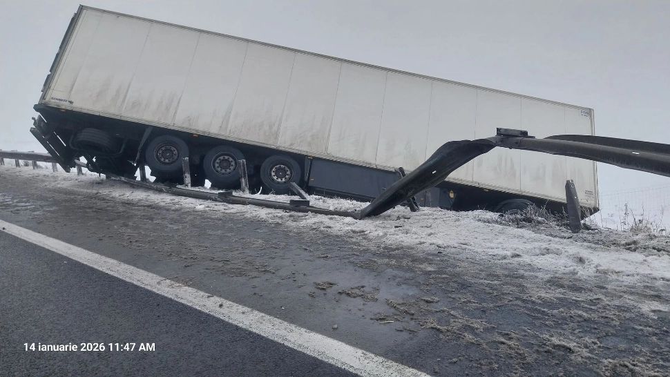 Trafic restricționat pe A1, în județul Sibiu, din cauza unui TIR răsturnat FOTO 