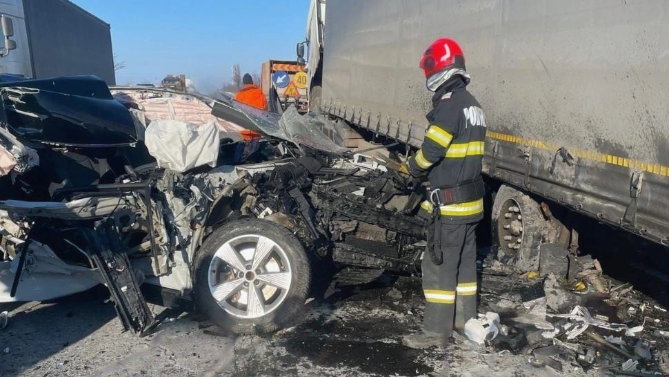 Accident grav pe DN5 Giurgiu - București. Un șofer a intrat cu mașina în spatele unui TIR
