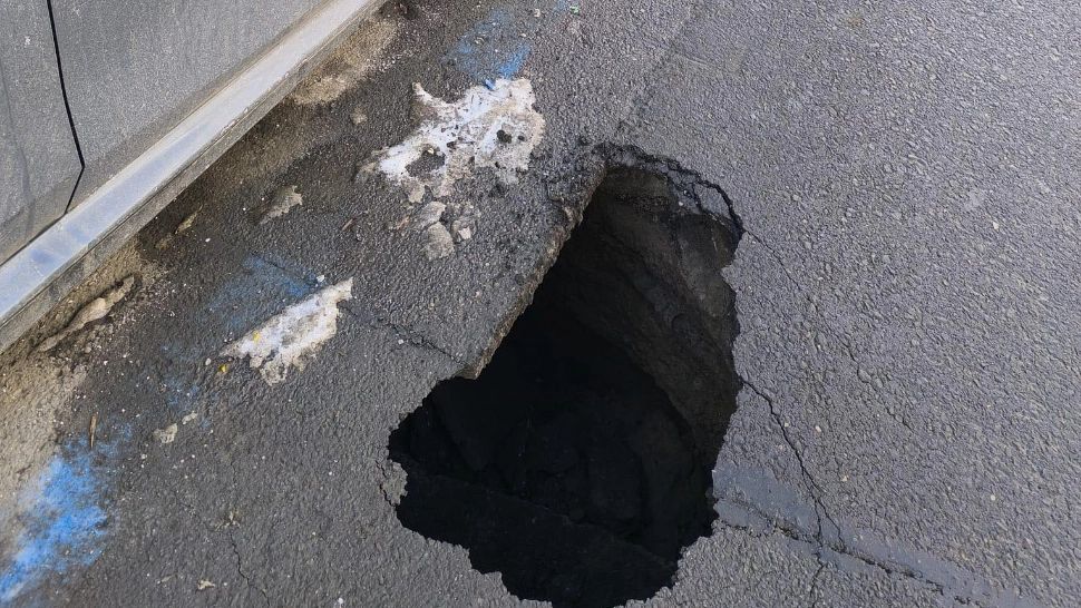 Atenție șoferi! Carosabil surpat pe strada Făinari din Capitală: Poliția Rutieră recomandă prudență