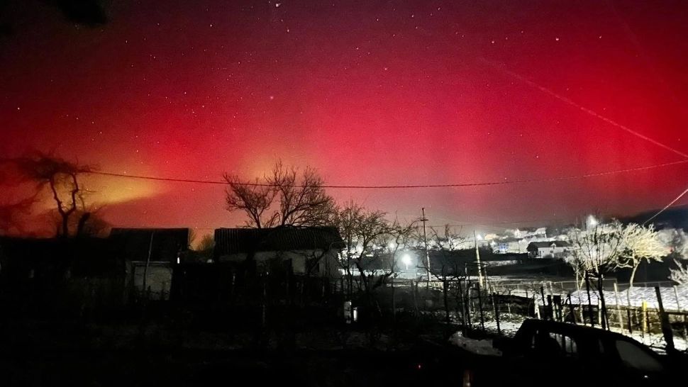 Cerul României, luminat de un fenomen rar: aurora boreală a putut fi observată în mai multe regiuni ale țării