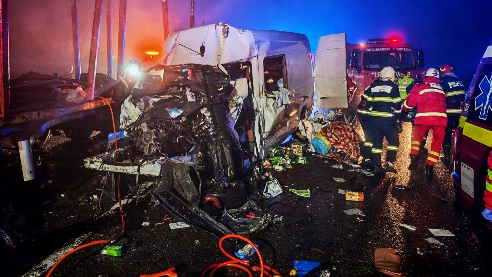 Accident ÎNFIORĂTOR în județul Suceava. Un om a murit, alți trei sunt grav răniți, după ce un microbuz s-a ciocnit cu un TIR – FOTO