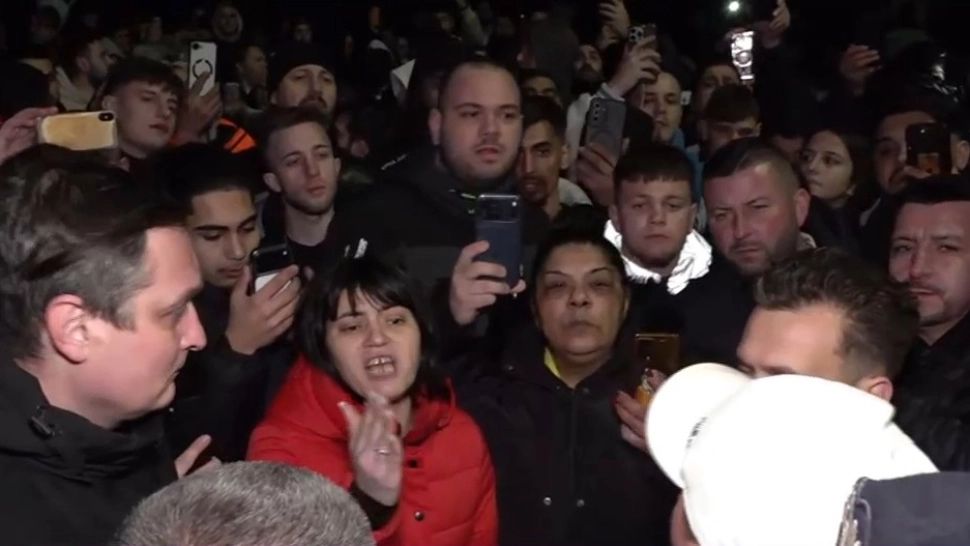 Scandal la poarta bunicilor ucigașului lui Mario. Minorul a fost scos din casă de jandarmi, iar tatăl a fost găsit ascuns în pod