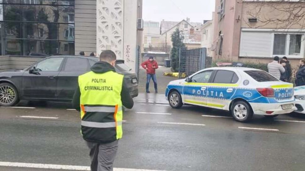 Doi bărbați au murit după ce s-ar fi aruncat de pe un bloc cu zece etaje din Arad - FOTO