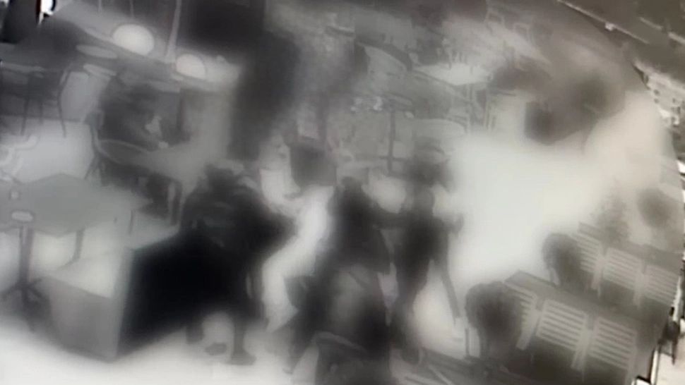 Bătaie ca în filme în Mall Argeș: 11 tineri au fost arestați după un scandal sângeros: și-au împărțit pumni și au distrus mobilierul - VIDEO