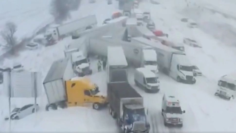 Carambol cu peste 100 de mașini pe o autostradă din SUA. Imagini teribile cu zeci de vehicule zdrobite  - VIDEO