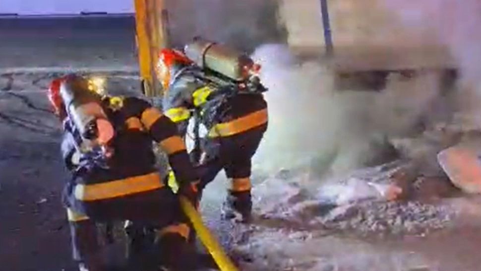 Imagini dramatice pe DN 1: Un TIR încărcat cu plastic a luat foc în mers după explozia unui cauciuc