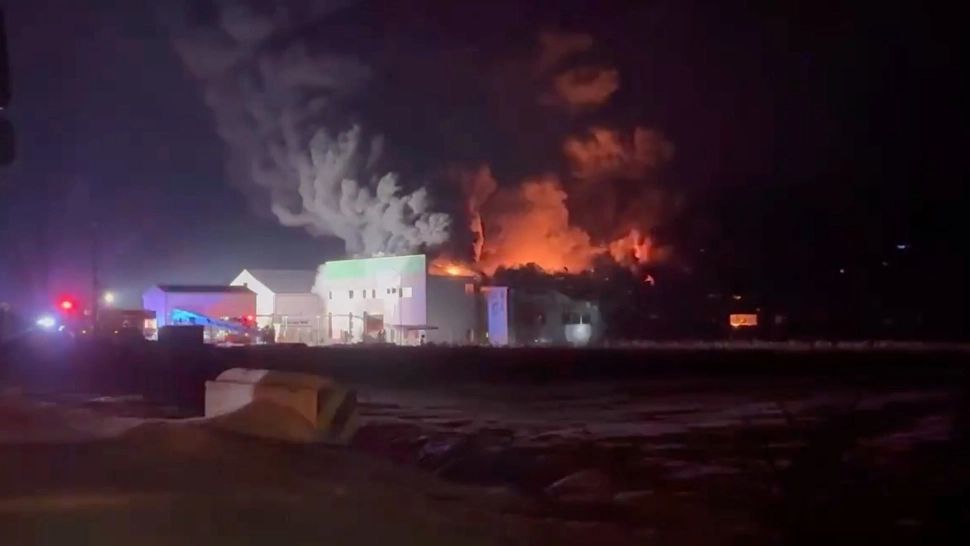 Incendiu violent la o fabrică de polistiren din județul Cluj. Au fost chemați pompieri din mai multe județe – VIDEO