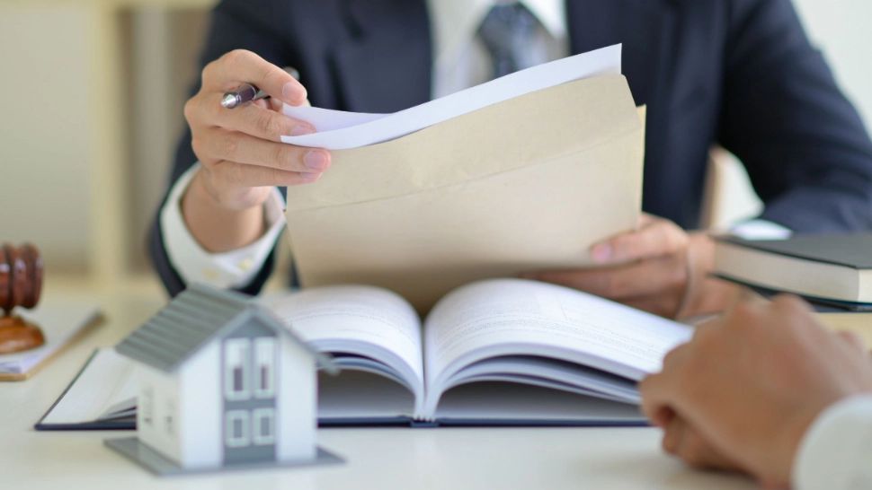 Românii lăsați fără muncă din cauza măsurilor lui Bolojan, executați silit din cauza datoriilor uriașe. Oamenii nu mai au bani nici pentru nevoile de bază