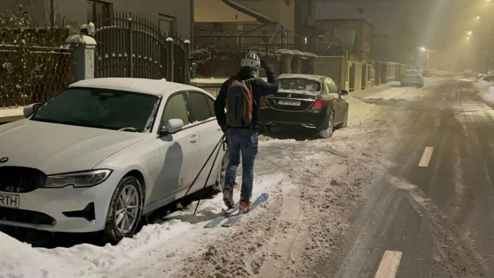 Imagini inedite la Sibiu: un bărbat a fost surprins în timp ce mergea la serviciu pe schiuri FOTO&VIDEO