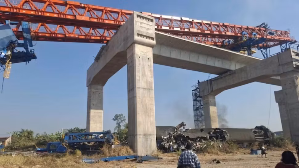 Tragedie pe calea ferată în Thailanda: macara prăbușită peste un tren. Cel puțin 27 morți