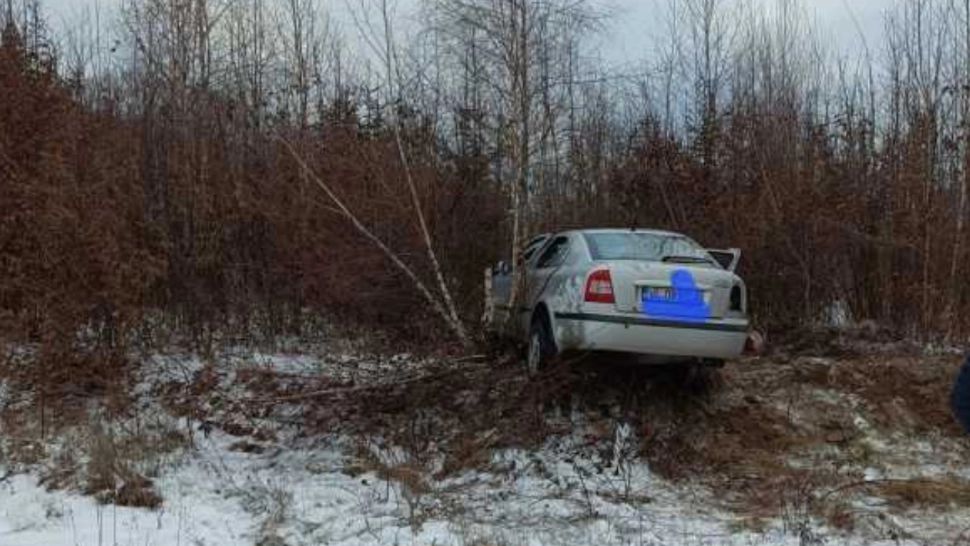 Mașină ieșită de pe drum, la Sibiu: trei tineri, duși de urgență la spital