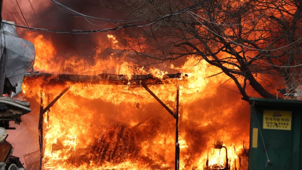 Incendiu puternic într-o zonă săracă din cartierul bogaților din Seul: zeci de oameni, evacuați