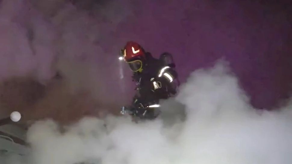 Familie rămasă pe drumuri în noaptea de Revelion: casa le-a luat foc chiar înainte de intrarea în noul an