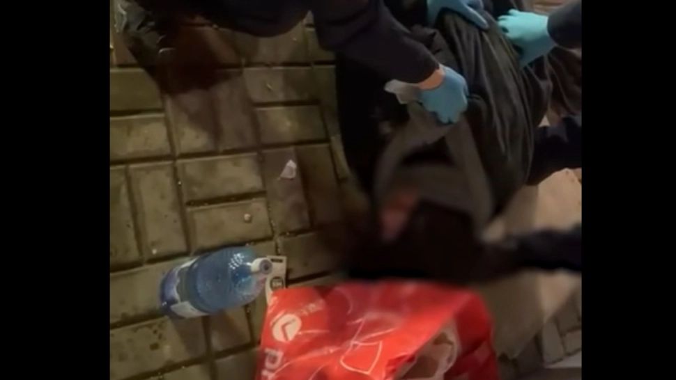 Botoșani: Femeie în hipotermie, salvată de jandarmi de pe trotuar VIDEO 