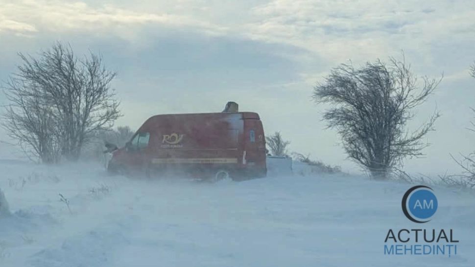 Mașină a Poștei Române, blocată în zăpadă în Mehedinți. Pensiile întârziate, distribuite de astăzi - FOTO/VIDEO