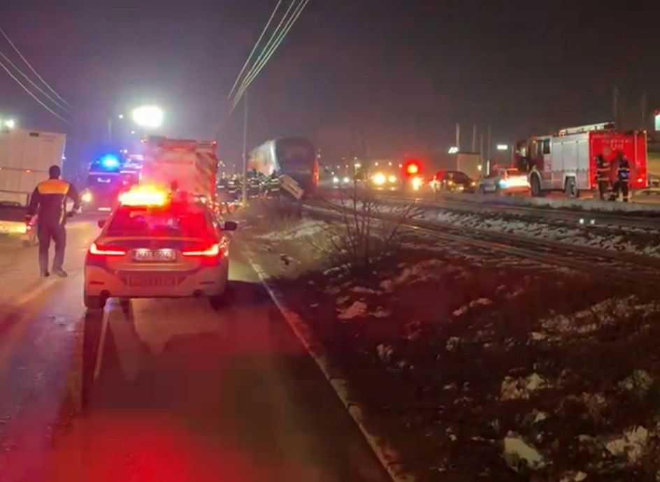 Persoană în stare gravă după impactul dintre un tren și o mașină, în Chiajna. Scurgeri de combustibil: traficul feroviar a fost oprit FOTO&VIDEO