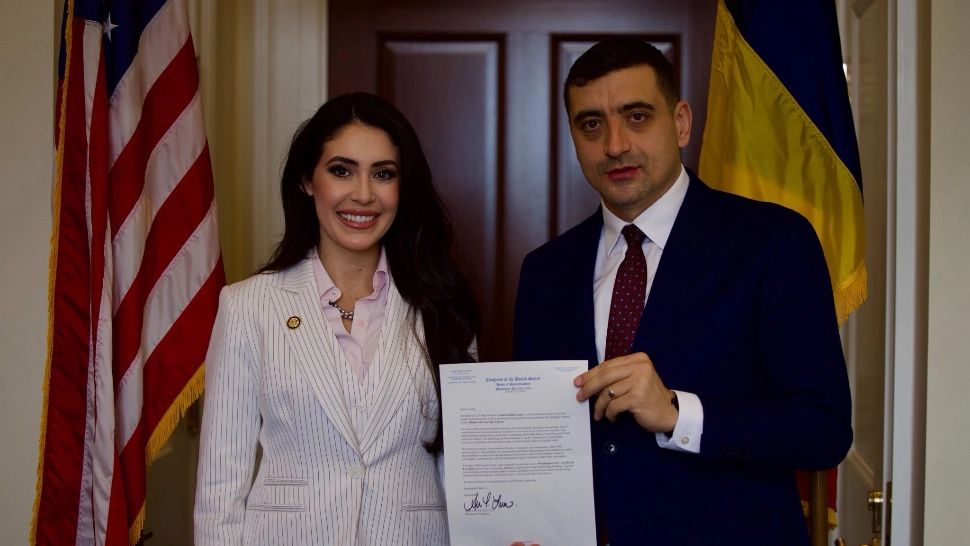 Dovada zdrobitoare că George Simion s-a întâlnit cu oameni apropiați lui Donald Trump. Cum a lăudat-o președintele pe congresmena care l-a primit pe liderul AUR – VIDEO