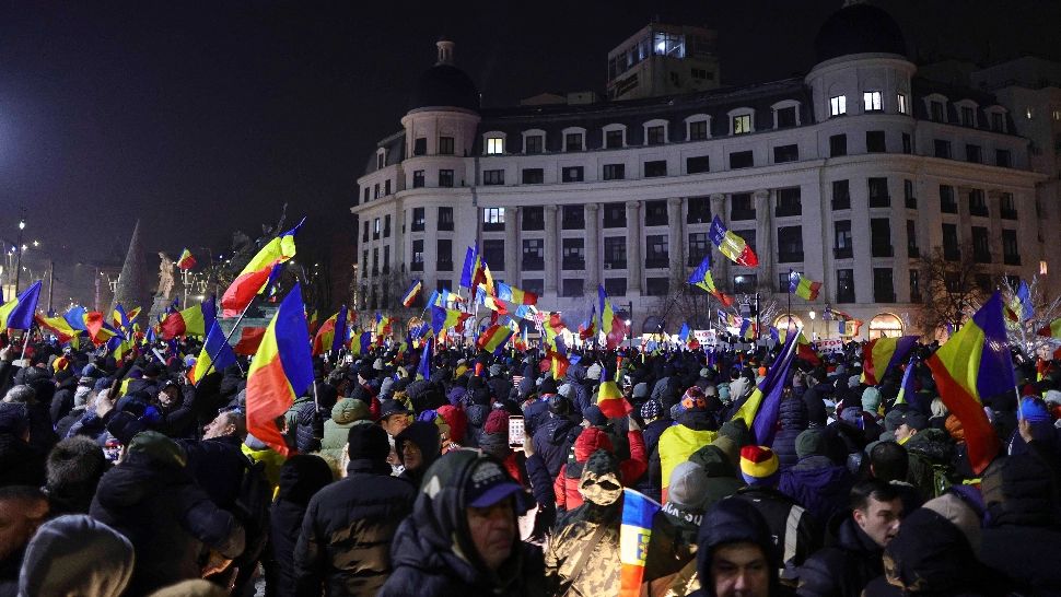 PROTEST cu zeci de mii de oameni, în Piața Victoriei. Momente tensionate, forțele de ordine au pulverizat spay iritant. Precizările Jandarmeriei– VIDEO