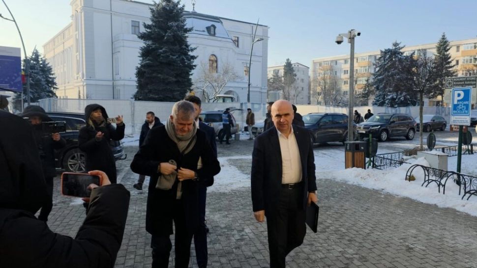 Explicație halucinantă de la Botoșani: „Premierul Bolojan a ieșit pe ușa din spate pentru că unii protestatari aveau pietroaie în geantă” - VIDEO