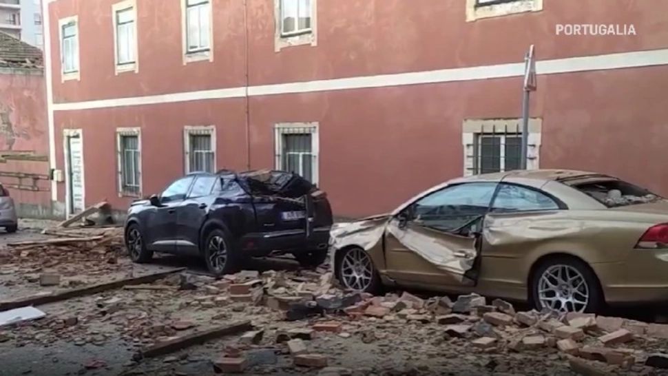 Imaginile dezastrului: mașini luate de ape, case distruse