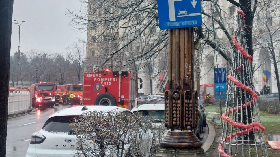 Alertă de incendiu la Ministerul Finanțelor. Mobilizare masivă a pompierilor, trafic restricționat în zonă - FOTO