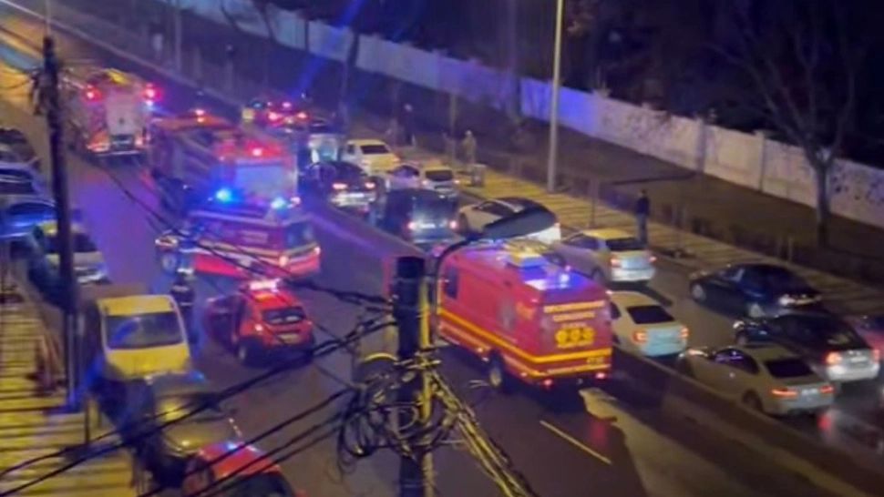 Accident în Capitală: o autoutilitară cu peste 50 de butelii s-a răsturnat. O altă motocicletă, implicată - FOTO