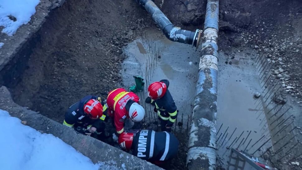 Accident teribil în Alba Iulia. O femeie a căzut într-o groapă de canalizare adâncă de 3 metri - VIDEO