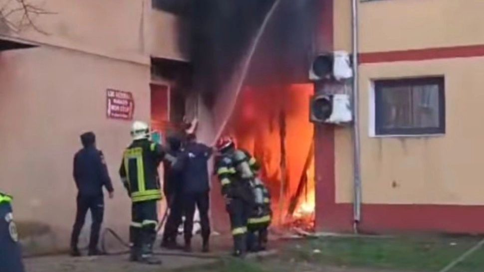 Incendiu puternic în Reșița. Bloc în flăcări, oamenii au fost evacuați de urgență. Salvatorii intervin - VIDEO