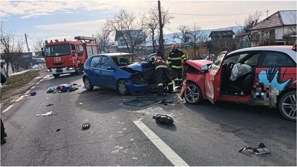  Accident grav pe DN 64, în județul Vâlcea. Două persoane au fost rănite, după ce două mașini s-au ciocnit violent 